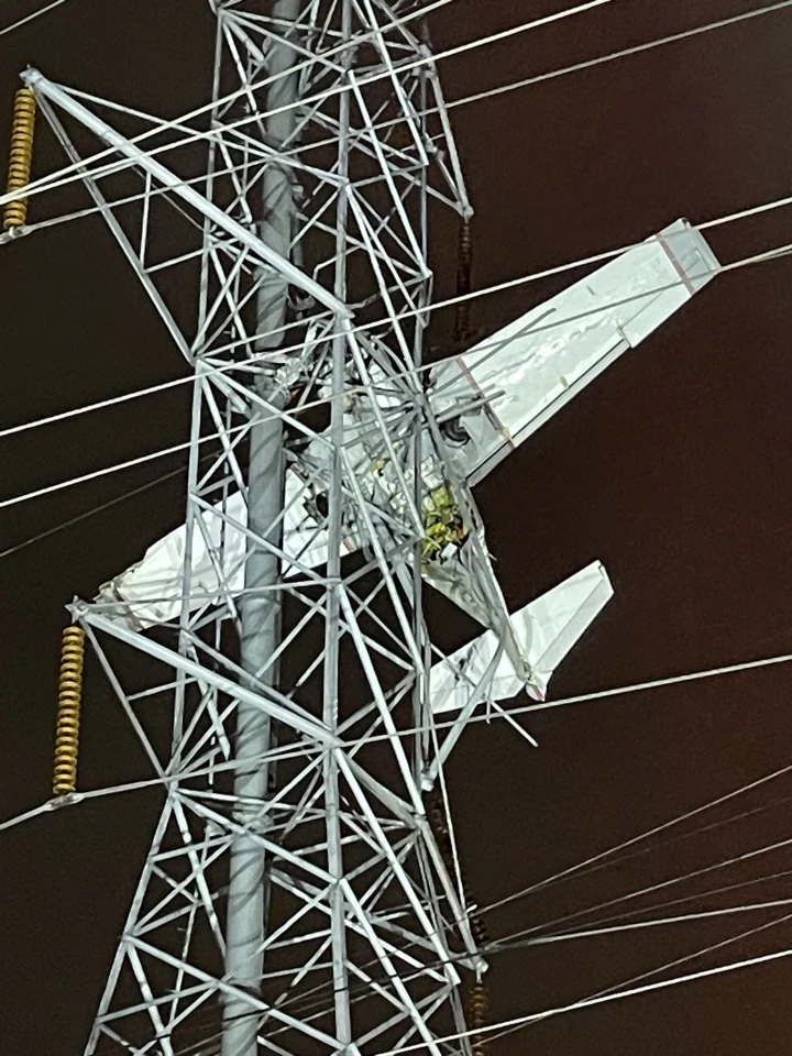 Crashed plane entangled in the power transmission tower (Photo courtesy: NBC news)
